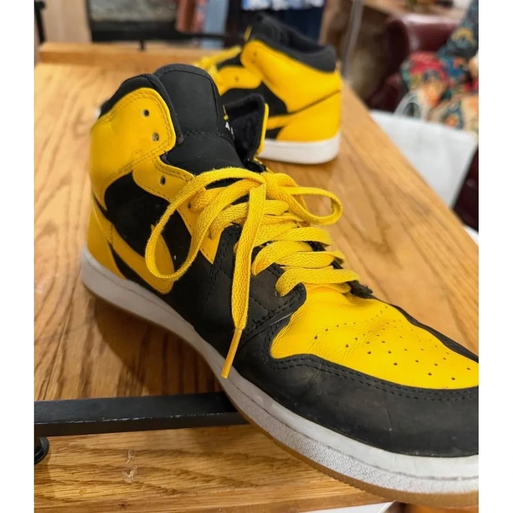 377-Nike Jordan 1 Retro Mid New Love Black Varsity Maize 136085-072 Mens 10.5